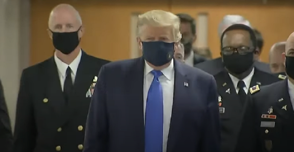 Donald Trump a purtat pentru prima dată de la începutul pandemiei mască de protecţie în public - VIDEO