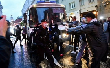 Peste 100 de arestări la Moscova, în urma unei manifestaţii a opoziţiei împotriva revizuirii Constituţiei şi strângerii de semnături în vederea unui recurs la Curtea Supremă rusă