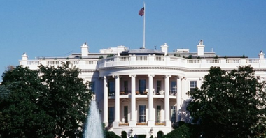 Portretele oficiale ale preşedinţilor Bill Clinton şi George W. Bush, mutate din holul de la intrarea în Casa Albă