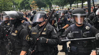 Procurorul general al statului Oregon a intentat proces Guvernului federal pentru „reţinerea ilegală” a protestatarilor