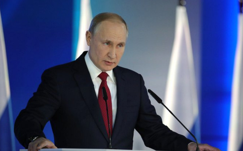 Putin salută, într-o întâlnire cu muncitori pe un şantier naval la Kreci, în Crimeea, ”rezultatele” mai bune ale Rusiei decât ale altor ţări europene împotriva covid-19
