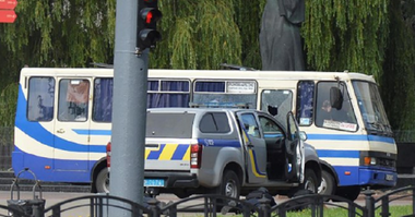 UPDATE-Un bărbat înarmat ia ”vreo 20” de ostatici într-un autobuz la Luţk, în vestul Ucrainei