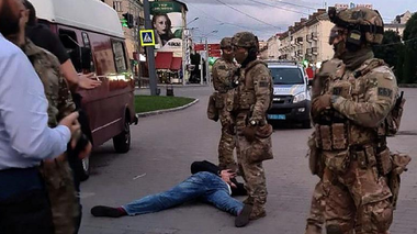 Treisprezece persoane luate ostatice în autobuzul de la Luţk, eliberate în urma unei operaţiuni a Forţelor speciale; răpitorul, Maxim Krivoş, un recidivist ucrainean originar din regiunea rusă Orenburg, s-a predat după ce Zelenski i-a îndeplinit o cerere