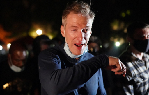 Primarul democrat al Portlandului Ted Wheeler, stropit de agenţi federali trimişi de Trump cu gaze lacrimogene la o manifestaţie, denunţă un ”război urban”