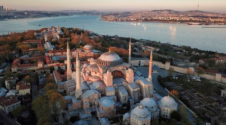 Grecii au răspuns conversiei Hagia Sofia din Istanbul în moschee cu rugăciuni şi steaguri coborâte în bernă

