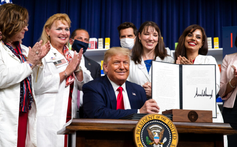 Trump semnează patru decrete prin care ieftineşte medicamente prescrise pe bază de reţetă