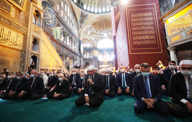 Ankara denunţă ostilitatea Greciei faţă de islam şi Turcia, după ce grecii trag clopotele în semn de doliu şi incendiază un streag turc la Salonic în urma primei rugăuni de vinerea la Moscheea Ayasofya