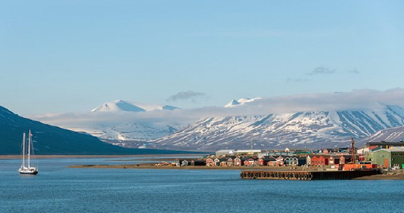 Arhipelagul norvegian Svalbard la Arctica, situat la o mie de kilometri de Polul Nord,  înregistrează o temperatură-record de aproape 22°C