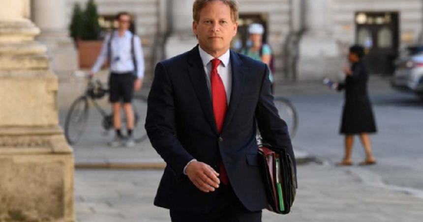 Ministrul britanic al Transporturilor, Grant Shapps, aflat în concediu în Spania, află la telefon, într-o ”reuniune de criză” a Guvernului Johnson despre impunerea carantinei de 14 zile la întoarcerea din această ţară