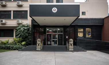 Corpul diplomatic american, huiduit de localnici când a părăsit consulatul din Chengdu
