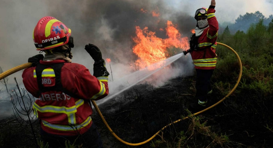 ”Situaţie de aleră” în Portugalia, în urma unui incendiu în centrul ţării; un pompier, mort într-un accident rutier în timpul unei intervenţii