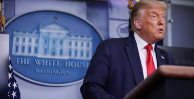 Trump îşi bruiază din nou mesajul cu privire la covid-19 şi pozează ca victimă