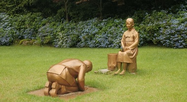 O statuie a premierului japonez Shinzo Abe cu o prostituată, aluzie la exploatarea sexuală a coreencelor în case de toleranţă nipone în timpul războiului, provoacă tensiuni în relaţiile dintre Tokyo şi Seul