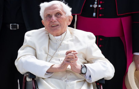 Fostul papă Benedict al XVI-lea, ”extrem de fragil”, grav bolnav de erizipel la faţă, dezvăluie Passauer Neue Presse
