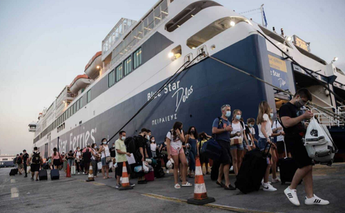 Purtarea măştii de protecţie, obligatorie începând de marţi, timp de două săptămâni, pe feriboturi şi nave în Grecia