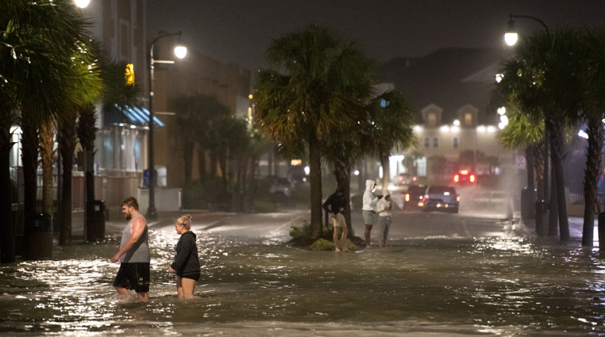 Uraganul Isaias cruţă Florida şi se abate asupra statului North Carolina, unde ploile care-l însoţesc ar putea cauza victime, avertizează meteorologii