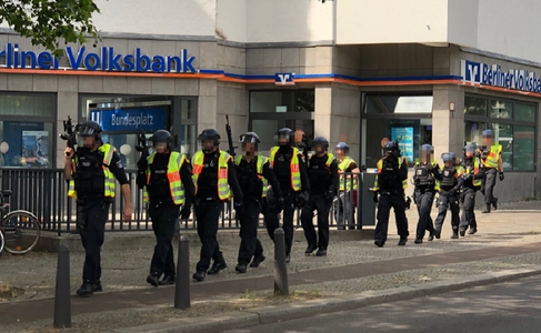 Un rănit şi schimburi de focuri de armă într-o tentativă de jaf la o bancă în Berlin, la cinci zile după un incident similar; poliţia anchetează cu privire la posibile legături între incidente şi cu un jaf de o jumătate de milion de euro de la jumătatea l