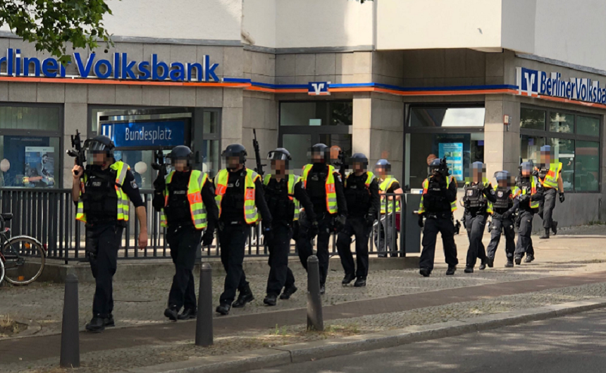 Un rănit şi schimburi de focuri de armă într-o tentativă de jaf la o bancă în Berlin, la cinci zile după un incident similar; poliţia anchetează cu privire la posibile legături între incidente şi cu un jaf de o jumătate de milion de euro de la jumătatea lui iunie