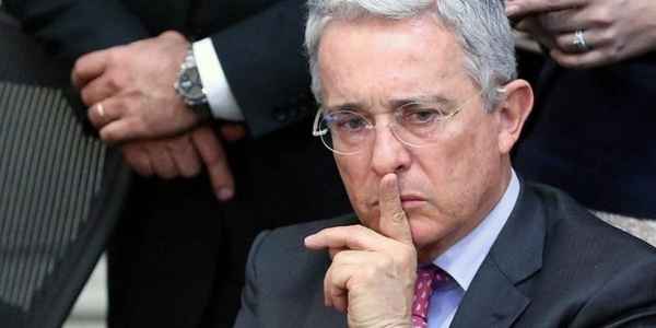 Fostul preşedinte columbian Alvaro Uribe a anunţat marţi că o instanţă a Curţii Supreme a ordonat reţinerea sa, într-o investigaţie privind influenţarea unor martori şi fraudă