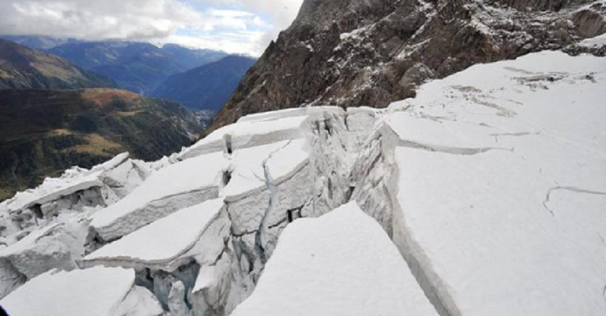 Evacuări în Italia, unde o porţiune dintr-un gheţar din Mont Blanc ameninţă să se desprindă