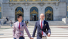 Consulatul SUA la Hong Kong respinge drept ”absurde” acuzaţii ale ziarului naţionalist chinez Global Times de încălcare a legii securităţii de către consulul Hanscom Smith care s-a întâlnit cu un activist în favoarea democraţiei
