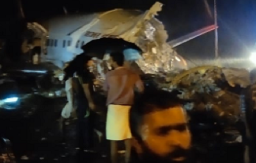 Un avion de linie s-a rupt în două în sudul Indiei, în urma unei aterizări eşuate; pilotul ar fi murit, anunţă un deputat, presa evocă zeci de spitalizări
