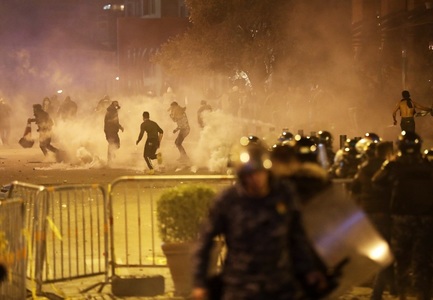 Poliţia din Beirut a tras cu gaze lacrimogene pentru a risipi mulţimea de protestatari; doi miniştri şi-au dat demisia