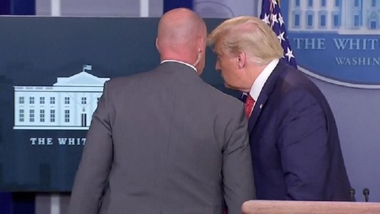 Trump şi-a întrerupt conferinţa de presă şi a fost escortat din sală de un agent Secret Service după un incident armat în apropierea Casei Albe