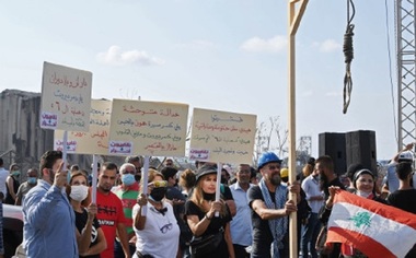Libanezii furioşi şi îndureraţi vor înlăturarea preşedintelui şi a altor oficiali, în urma exploziei din Beirut