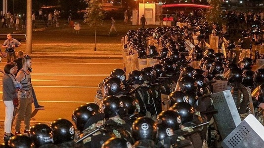 Poliţia din Belarus a afirmat că a tras cu arme de foc în protestatari şi a rănit o persoană
