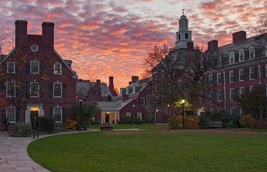 Universitatea Yale, acuzată că îi discriminează pe asiatici şi albi la admitere