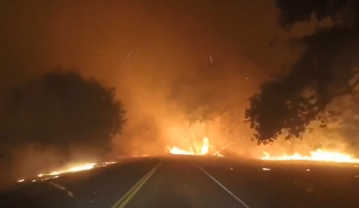 Incendii devastatoare în California. 100.000 de persoane au fost evacuate şi cel puţin cinci au murit - VIDEO
