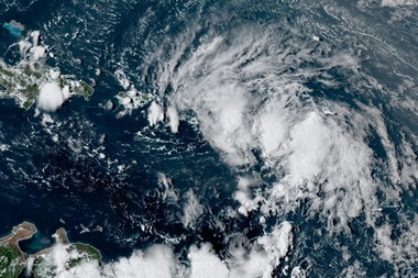 Locuitorii din zonele de coastă din Louisiana şi Cuba, evacuaţi din calea uraganelor Marco şi Laura
