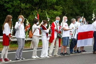 Lanţ uman format de lituanieni pe o distanţă de 34 de kilometri, din Vilnius până la graniţa cu Belarus, pentru a susţine protestatarii din această ţară