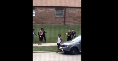 Un bărbat de culoare, Jacob Blake, împuşcat în spate de doi poliţişti la Kenosha în Wisconsin; interdicţie de circulaţie pe timpul nopţii în urma unor manifestaţii şi revolte