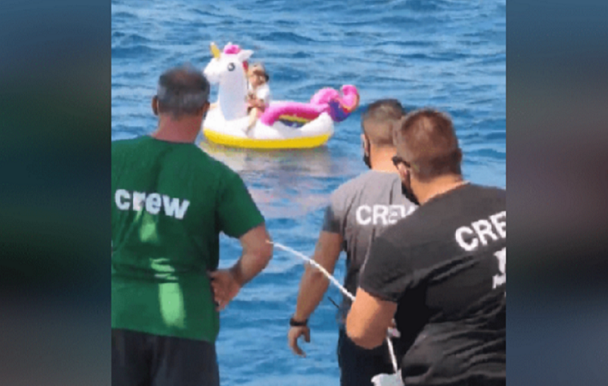 O fetiţă de patru ani, luată de curent pe unicornul său goflabil preferat, salvată de un feribot grec în Golful Corint - FOTO, VIDEO