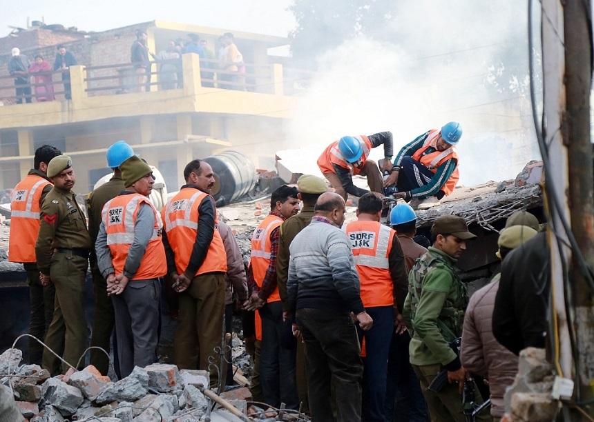 Cel puţin 100 de oameni ar fi blocaţi sub dărâmăturile unei clădiri cu cinci etaje care s-a prăbuşit luni într-un oraş din vestul Indiei