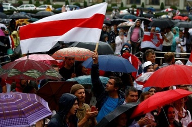 Doi lideri ai opoziţiei din Belarus au fost arestaţi marţi; profesorii au fost în fruntea unor noi proteste împotriva preşedintelui Lukaşenko