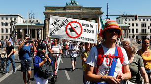 Mii de manifestanţi ”anticorona” defilează din nou la Berlin