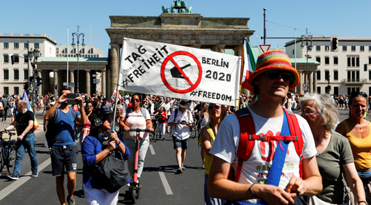 Mii de manifestanţi ”anticorona” defilează din nou la Berlin