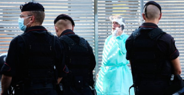Trei migranţi nigerieni depistaţi pozitiv cu covid-19 la Spitalul Militar din Roma, muşcă şi lovesc militari, încercând să fugă, după ce află rezultatul; Guvernul ”neagă urgenţa chestiunii migratorii” şi ”pune în pericol Italia”, denunţă Slavini