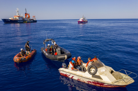 Toţi pasagerii navei Louise Michel, evacuaţi de la bord, cei fragili, de Paza de Coastă italiană, restul pe Sea-Watch 4; Bansky acuză UE că ignoră ”deliberat apelurile de salvare ale celor care nu sunt europeni”