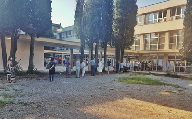 Muntenegrenii, împărţiţi, îşi aleg Parlamentul într-un scrutin strâns între puterea prooccidentală şi o alianţă prosârbă din opoziţie