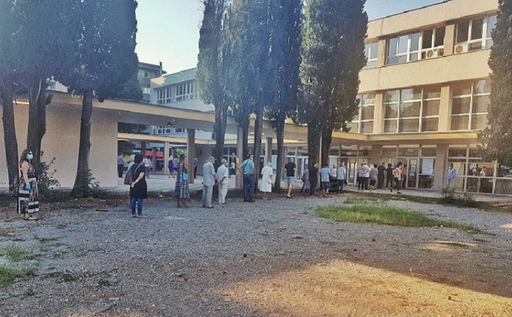 Muntenegrenii, împărţiţi, îşi aleg Parlamentul într-un scrutin strâns între puterea prooccidentală şi o alianţă prosârbă din opoziţie