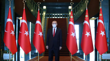 Erdogan îi atacă pe Macron şi pe liderii greci, ”hrăpăreţi şi incompetenţi”, de Ziua Victoriei, după ce Ankara anunţă noi exerciţii militare, iar vicepreşedintele turc Fuat Oktay avertizează că o extindere a apelor greceşti poate declanşa un război