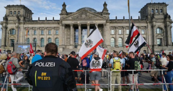 Merkel denunţă ”imaginile ruşinoase” ale încercării unor manifestanţi ”anticorona” de a intra cu forţa în Reichstag