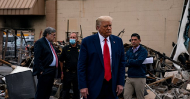 Trump asimilează, la Kenosha, manifestaţiile violente şi ”terorismul intern”