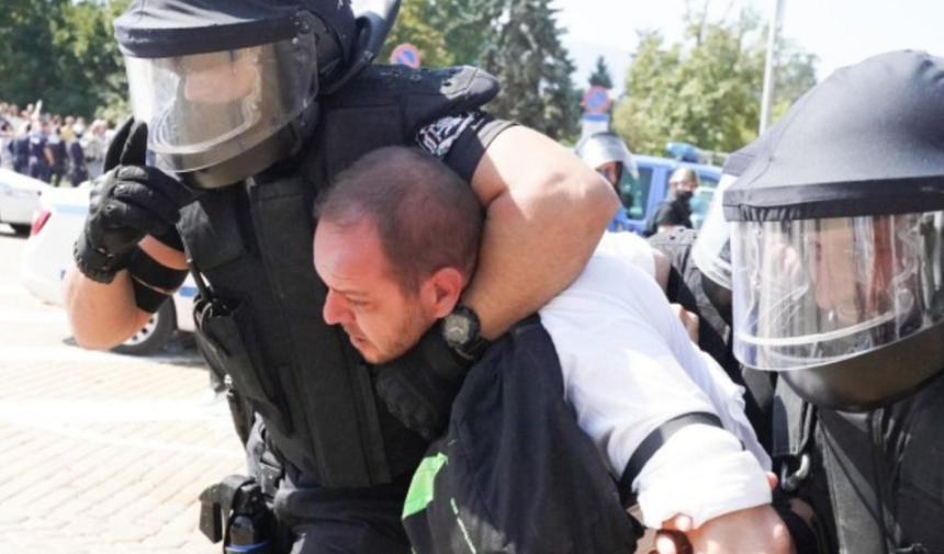 Răniţi şi arestări în ciocniri între manifestanţi şi poliţie în faţa sediului Parlamentului bulgar, în timpul unor dzebateri ale proiectului lui Borisov de revizuire a Constituţei - FOTO, VIDEO
