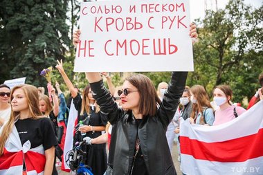 Mii de femei au protestat la Minsk faţă de Aleksandr Lukaşenko