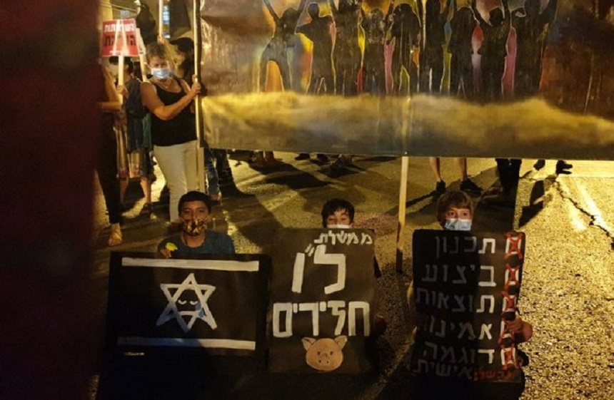 Mii de israelieni au protestat în faţa reşedinţei lui Benjamin Netanyahu, cerând demisia premierului